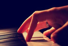 贴脸开大！球迷在爱奇艺体育线下直播中问能不能免费直播国足.